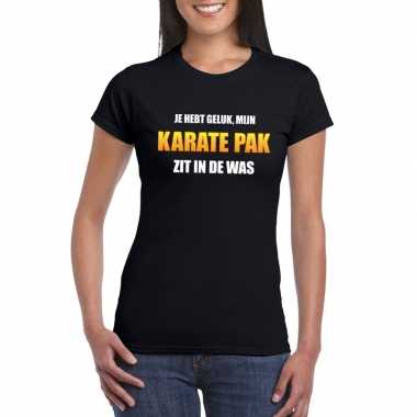 Karatepak zit in de was dames carnaval t-shirt zwart
